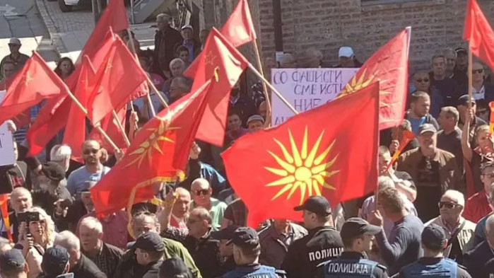 Няколкостотин души скандират българи татари и фашисти“ пред сградата в