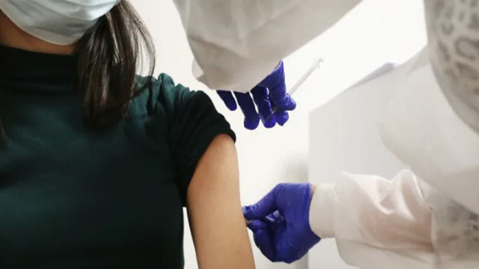 В момента се извършва паралелно снабдяване с противогрипни ваксини на