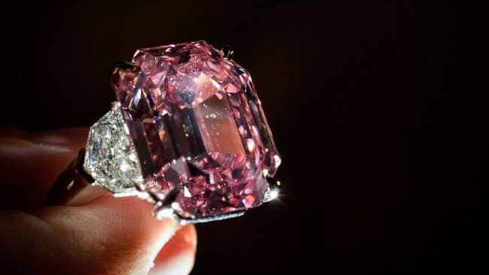 Рядък розов диамант беше продаден в Хонконг на търг за