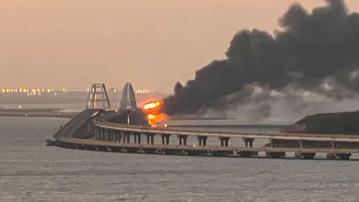 Резервоар с гориво се запали на Кримския мост