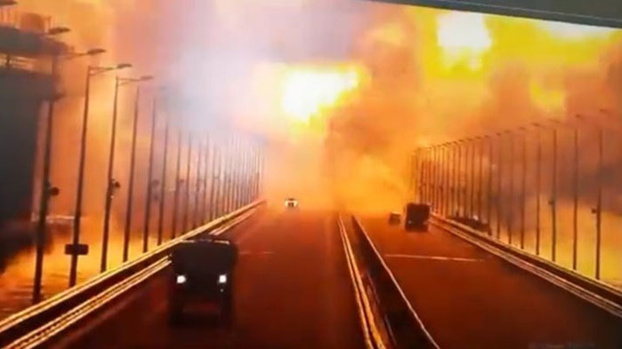 Украински командоси взривили Кримския мост (Видео)