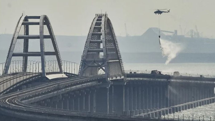 Русия отвори за движение неповреден участък от взривения Кримски мост