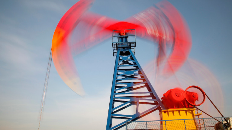 Цените на петрола продължават да се понижават във вторник сутринта, след