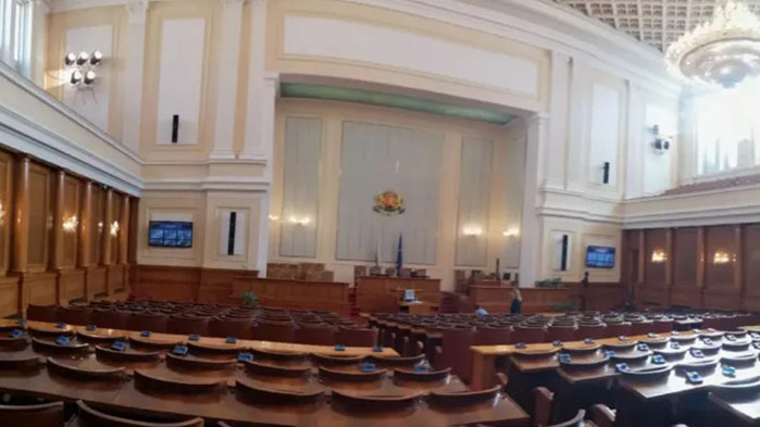 ПП и Възраждане един до друг в пленарна зала