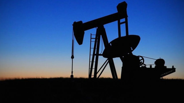 Цените на петрола се понижават за трета поредна сесия в