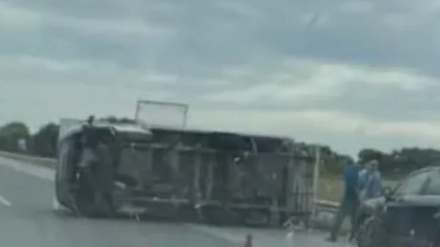 Кемпер се преобърна на магистрала Тракия край Пловдив и блокира