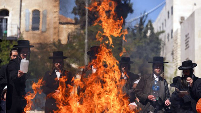 Израелската полиция и палестинци влязоха през изминалата нощ в сблъсъци