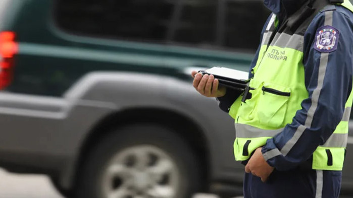 Катастрофа между два автомобила завърши с удар в дърво на