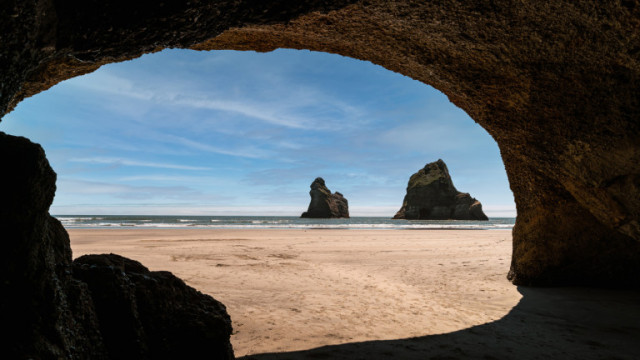 Сядаме на бюрото включваме компютъра отпиваме от кафето и първото