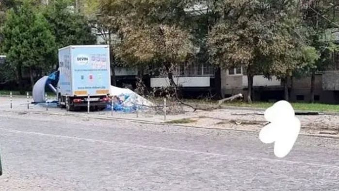 Камион се вряза в спирка в София, има жертва