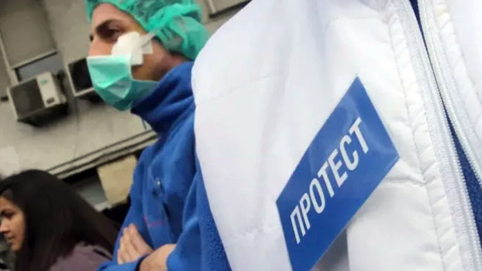 Пред входа на Многопрофилната болница в Добрич започват вече да