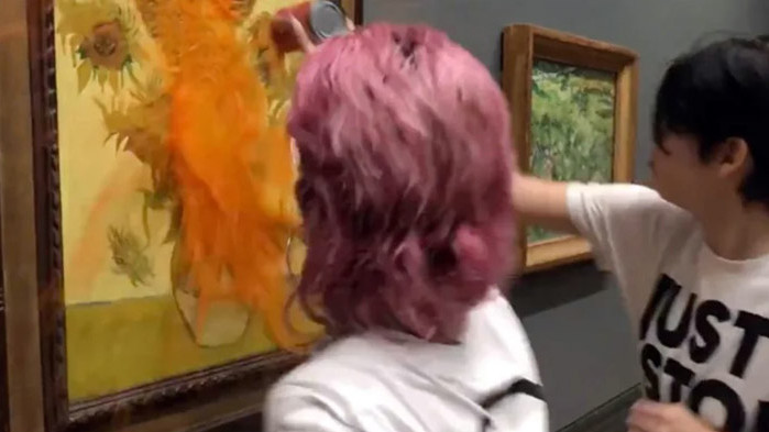 Природозащитници хвърлиха доматена супа по картината Слънчогледи“ на Винсент ван