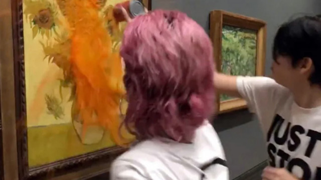 Природозащитници хвърлиха доматена супа по картината Слънчогледи на Винсент ван