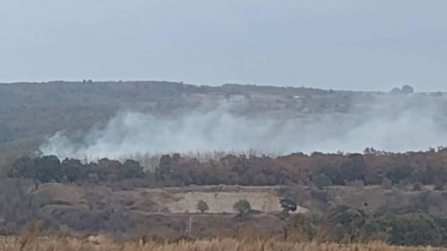 Пожар е възникнал в сухите тревни площи между селата Бекновски