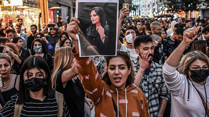 Протестиращите в Иран засилиха днес антиправителствените демонстрации по главни улици
