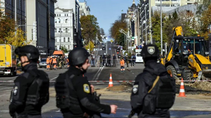 Най-малко три експлозии са били чути в украинската столица Киев