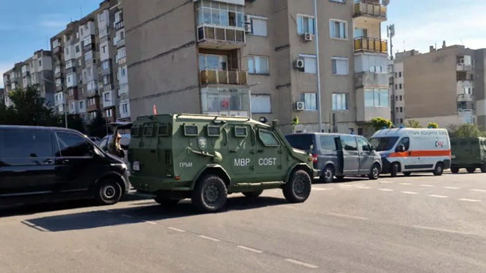 Поискаха „задържане под стража“ за барикадиралия се мъж в Казанлък
