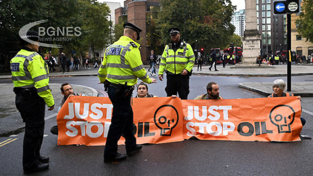 Двама протестиращи срещу климата в Лондон изкачиха голям пътен мост