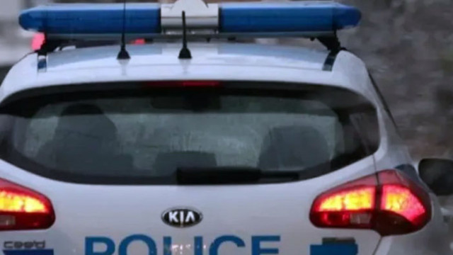 Водач на товарен автомобил е пострадал тежко след като е