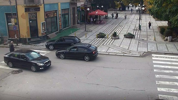 В Ботевград шофьор изпреварва през тротоар на косъм да сгази човек (ВИДЕО)