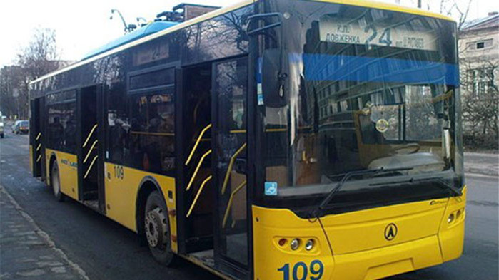Вандали счупиха с камъни стъкла на два тролейбуса в Плевен.