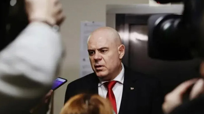 Главният прокурор Иван Гешев прави изявление, в което призовава за