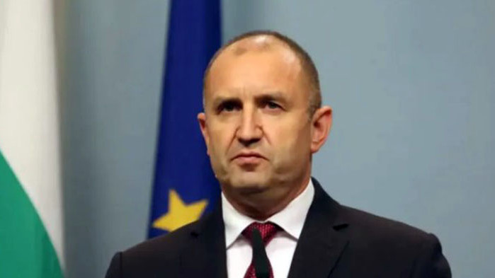 Президентът Румен Радев тръгна към сградата на Народното събрание, където