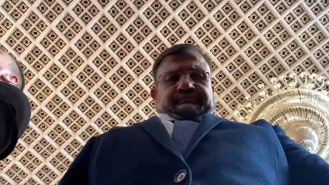 Депутат от ПП си снима корема докато се кълне към народа (СНИМКИ)