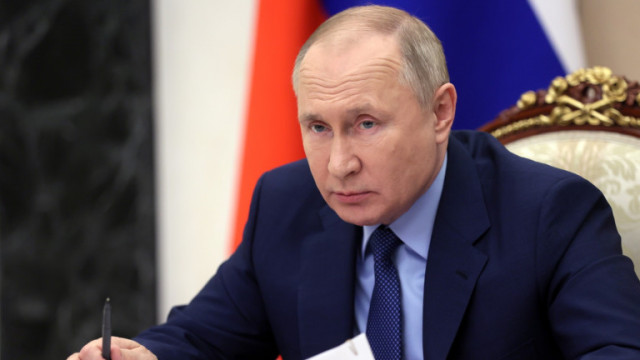 Руският президент Владимир Путин въвежда военно положение в четирите нови