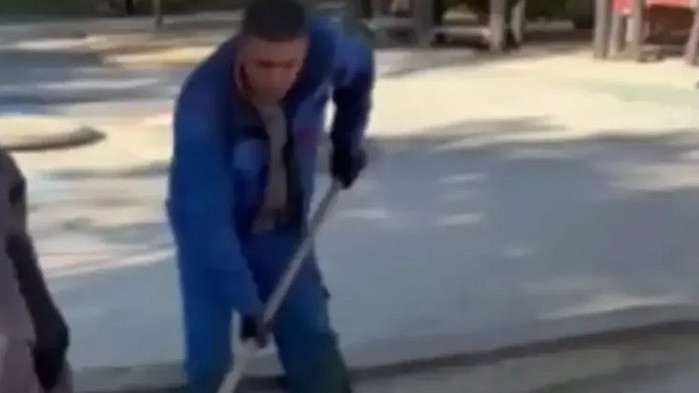 Работници откраднаха пясък от детска площадка, за да ремонтират павета на булевард“Цар Борис Трети“