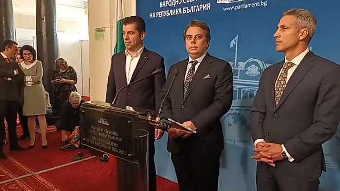 Навикът на Промяната да обсъждат безсмислици пред публика се пренася