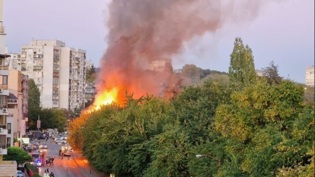 Пожар избухна снощи в централната част на Варна Горяха пет