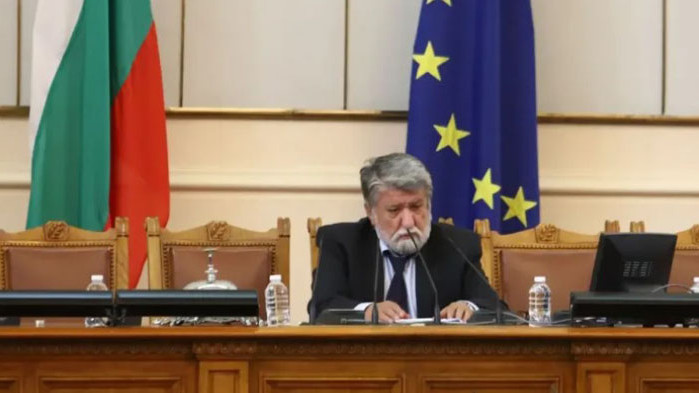 Депутатите от всички партии му станаха на крака и го