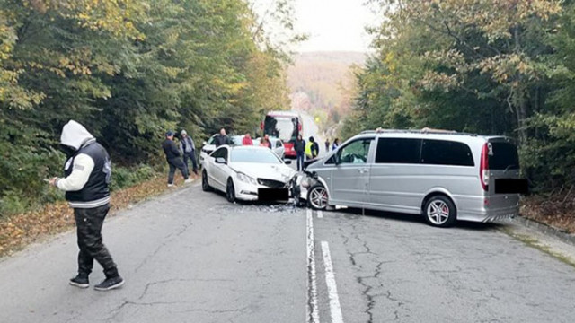 Ударили са се кола и турски бус Трима пострадали при