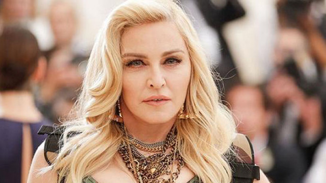 Американската поп певица Мадона пусна свои еротични кадри и беше