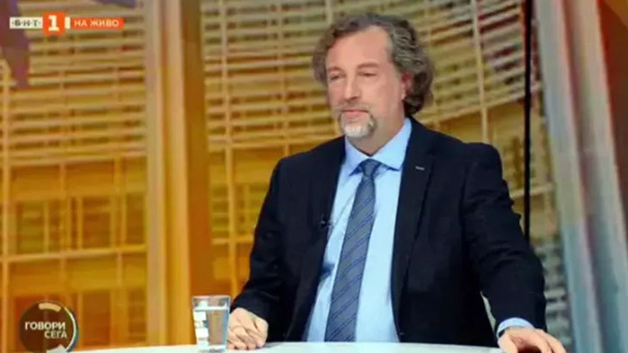 Приближен до Радев натиска за президентска република