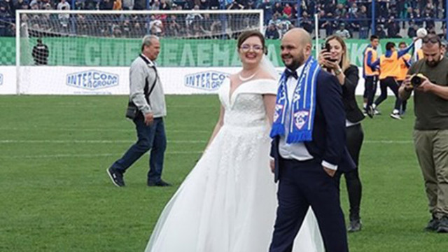 Младоженци излязоха на терена на дербито между Спартак и Черно море във Варна