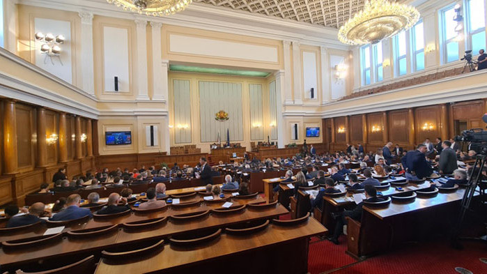 Народните представители изслушват  служебния финансов министър Росица Велкова. Тя ще