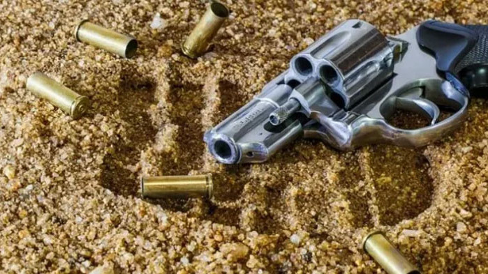 Мъж, страдащ от психологически проблеми, е застрелял фермер и полицай