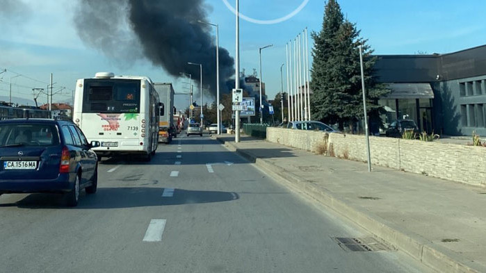 Екипи на пожарната се борят с пламъците Пожар пламна в