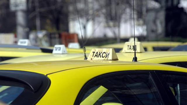Такси блъсна 10-годишно дете на пешеходна пътека в Хасково