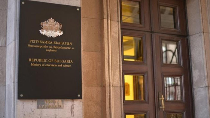 Месец и половина след началото на учебната година проблемите с