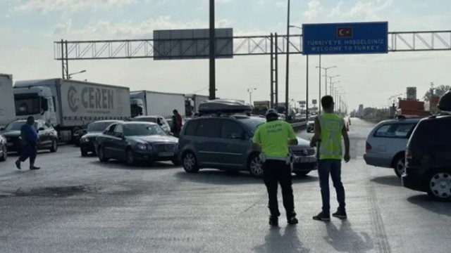 Преминаването на хора и превозни средства на границата с Турция