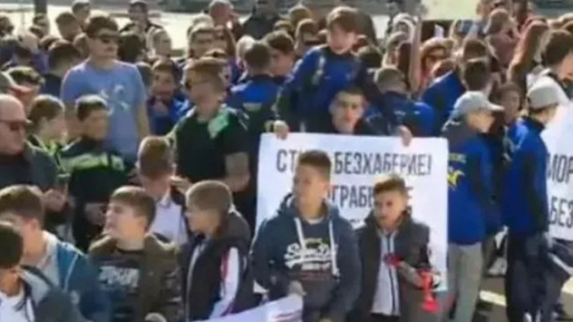 Спортни клубове на протест заради затварянето на басейн във Варна
