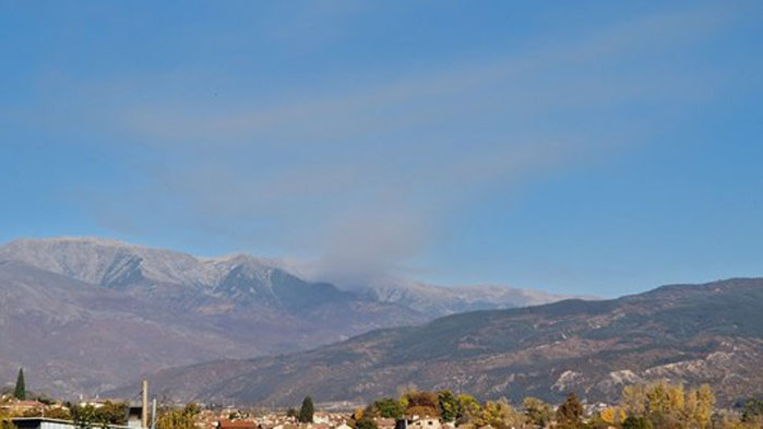 30 души гасят пожара в Рила. Огънят е в труднодостъпна