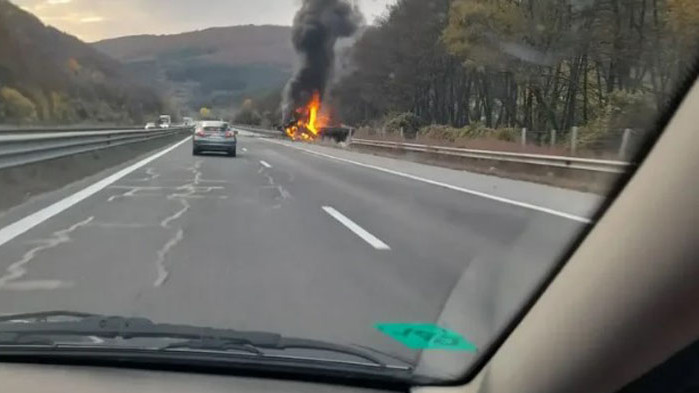 Образувало се е километрично задръстване ТИР се е запалил на