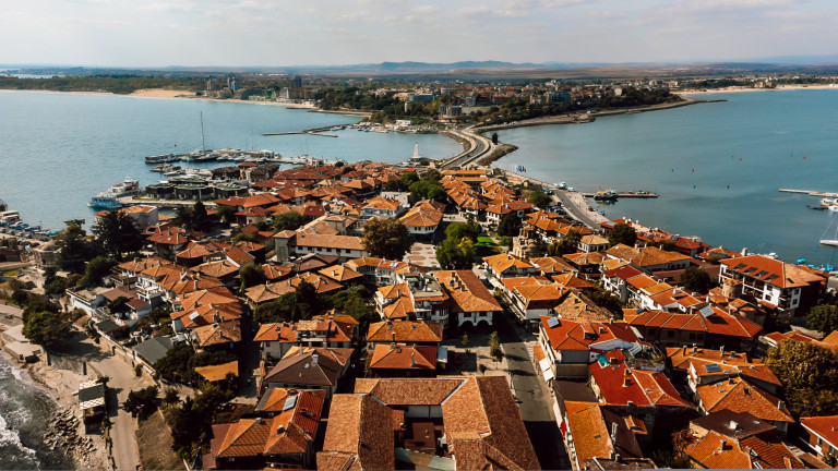 Докато имотният пазар в страната забавя темповете, в една черноморска