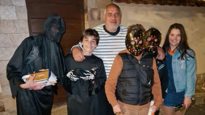 Деца, празнуващи Хелоуин, по време на обиколка по къщите в