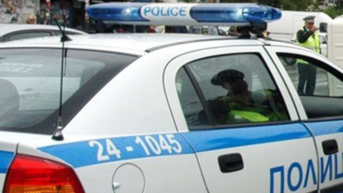 След гонка с полицията кола се заби в мантинела, в нея откриха 15 мигранти