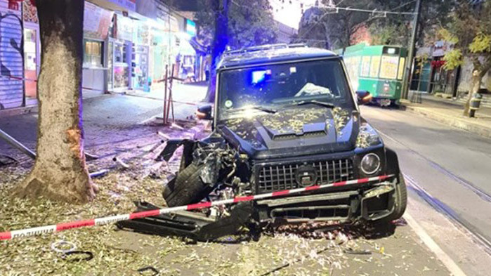 Джип с германска регистрация се е забил в дърво снощи